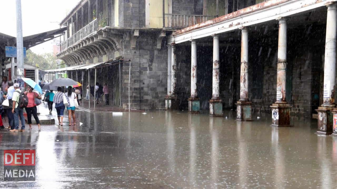 Comme à chaque averse, l’eau s’accumule à la gare Victoria, à Port-Louis. Averses