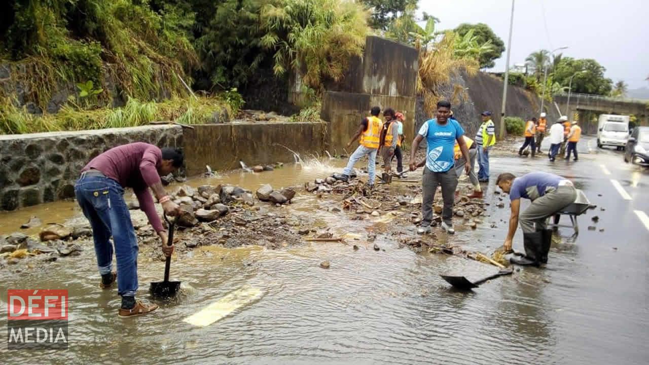 Déblayage d’un tronçon de la Ferney Link Road. Averses