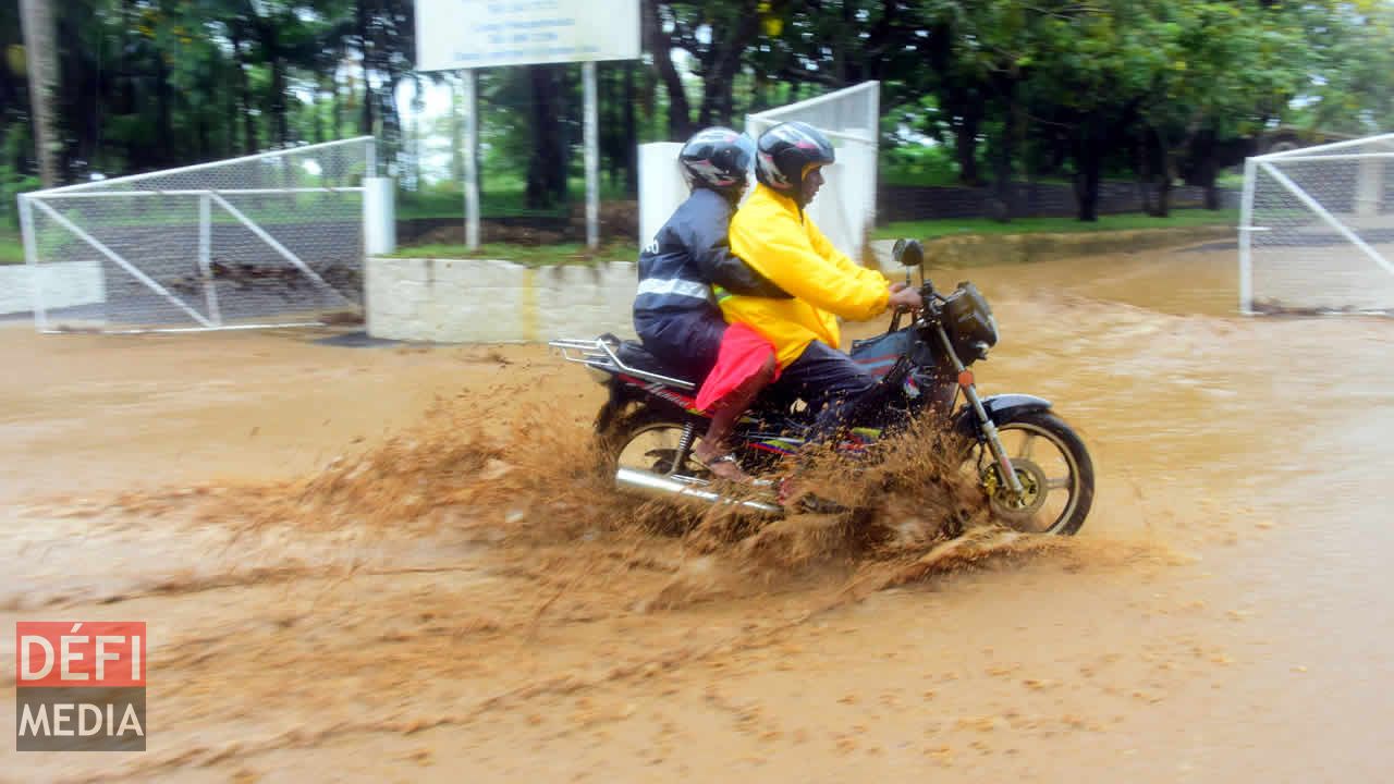 Il y a de quoi être à bout… quand on est contraint d’emprunter cette voie envahie d’eau boueuse à The Mount, tout près de l’ancienne usine sucrière. Averses