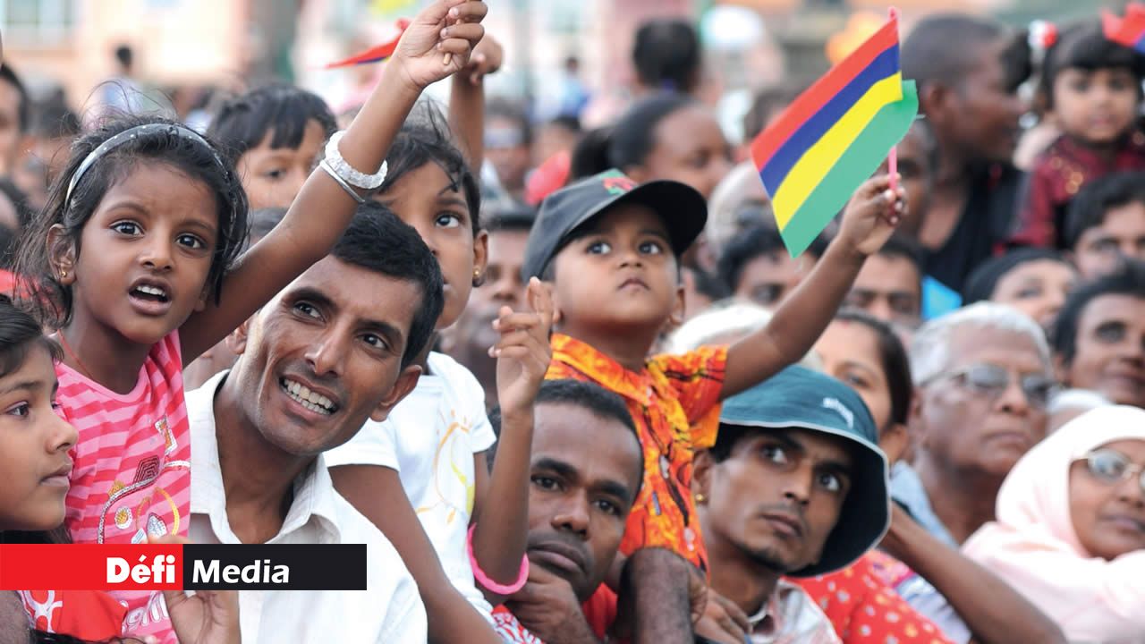 En 2010, petits et grands portent fièrement le quadricolore de la cérémonie protocolaire  au Champ de Mars.