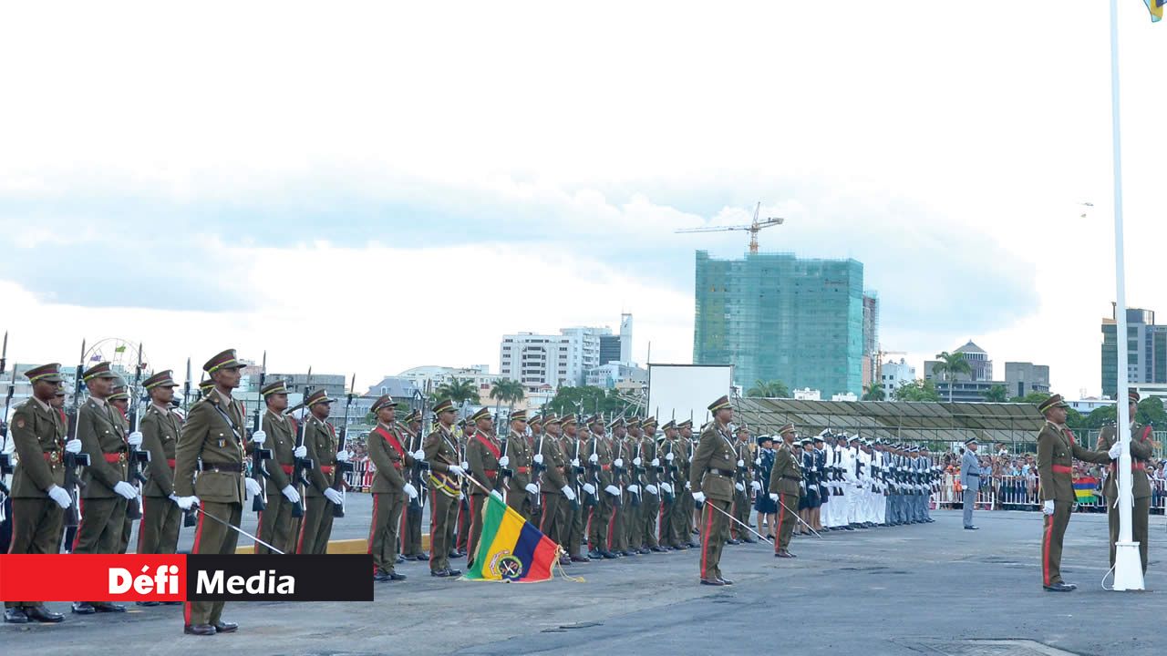 La cérémonie du lever du drapeau en 2012.