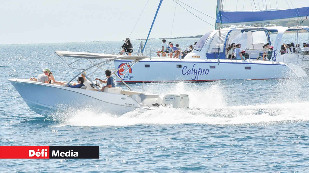 Les bateaux de pêche et les catamarans se croisent en pleine mer.