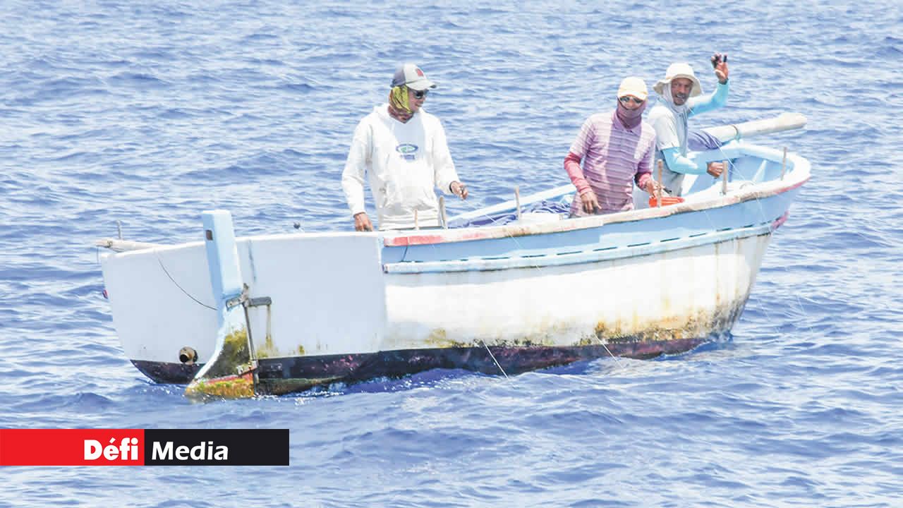 En mer, l’on croise des pêcheurs dans leur pirogue.