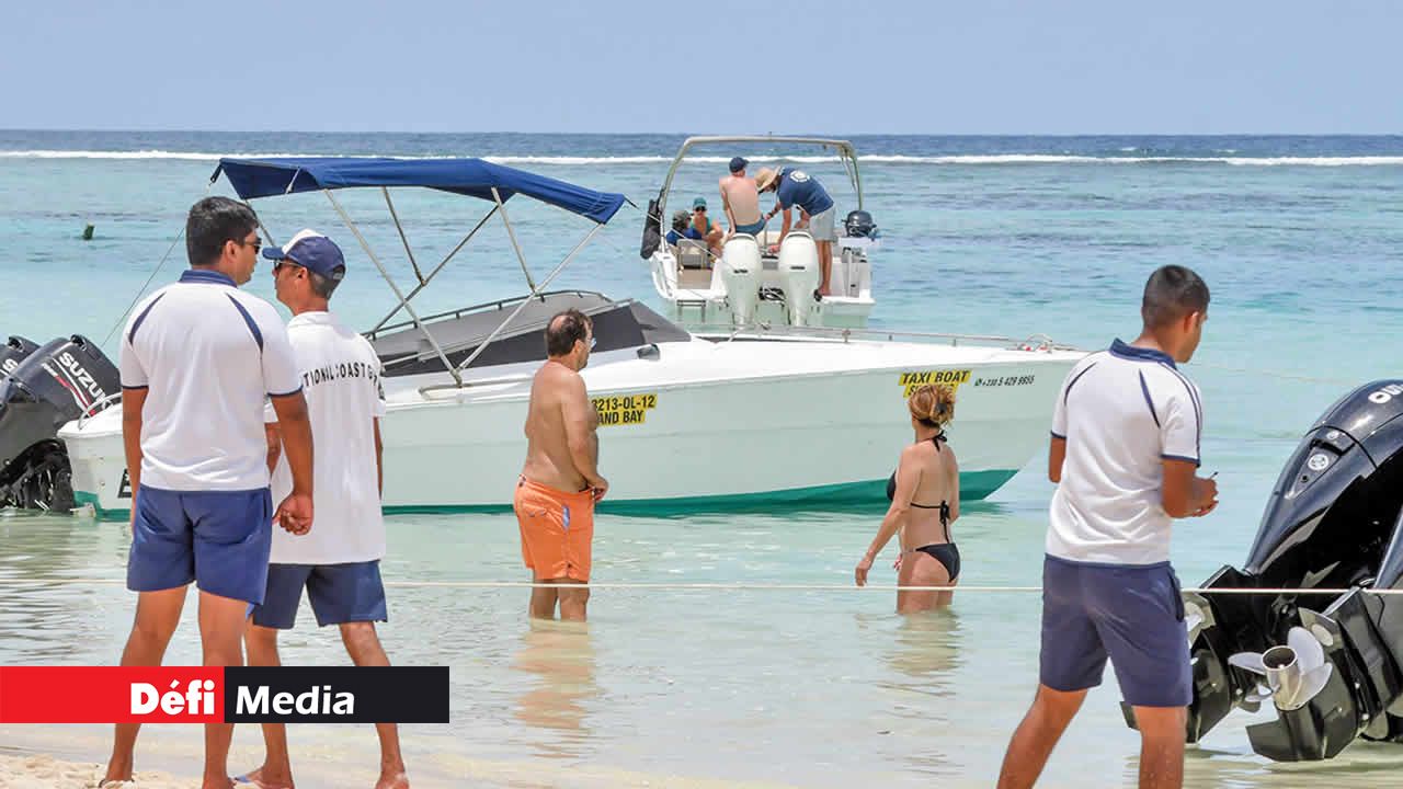 Des officiers de la garde-côte, chargés de la sécurité et de la sauvegarde de l’intégrité des lieux, font des inspections auprès des skippers.