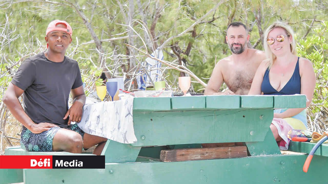Bernard Joson, skipper de Blue Vibres Ltd en compagnie du couple Vinciane et Jonathan Buttigieg venu de France.