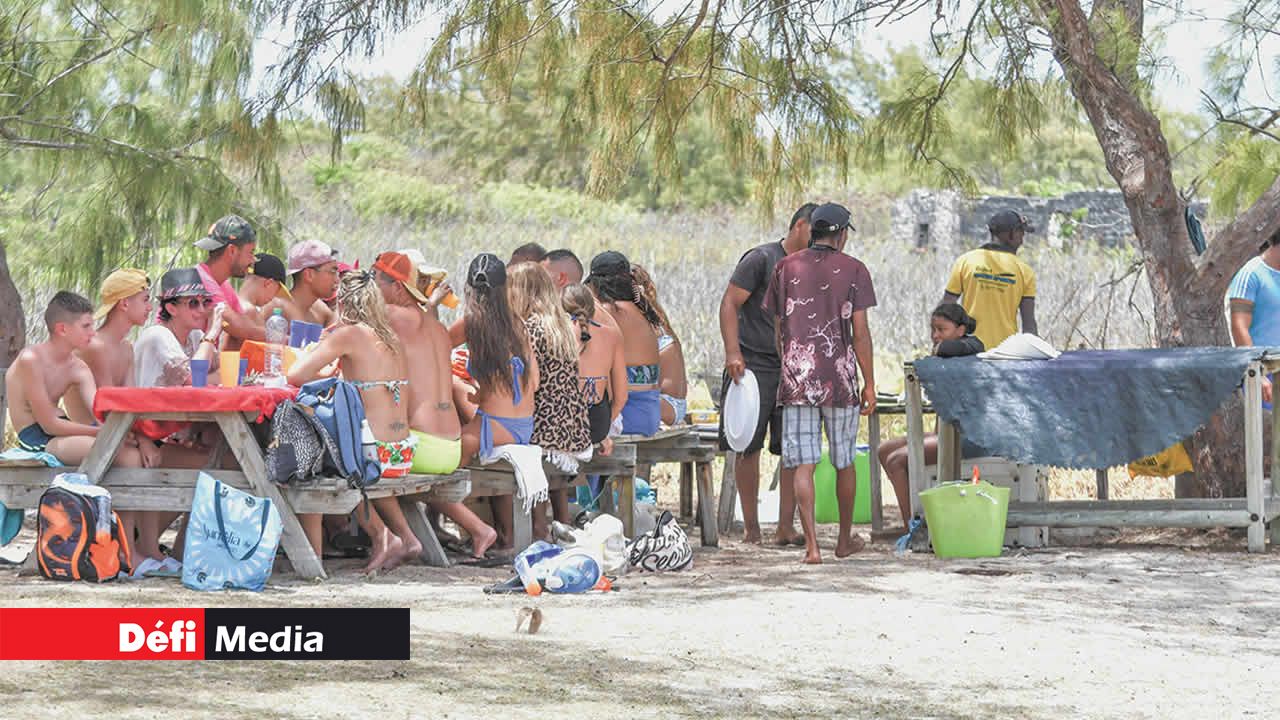 Un coin a été aménagé sur la plage pour que les visiteurs puissent se sustenter.