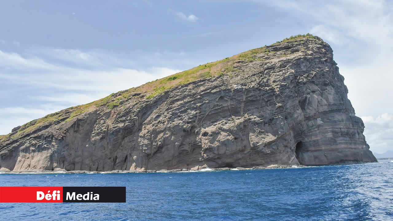 Le Coin de Mire, célèbre pour sa grotte, nommée Trou Madame, et ses Pailles-en-queue au bec et à la queue rouges.