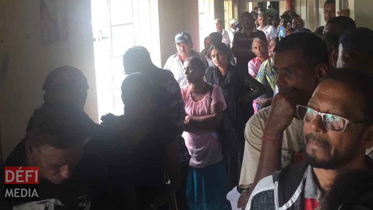 File d’attente à l’hôpital de Candos.