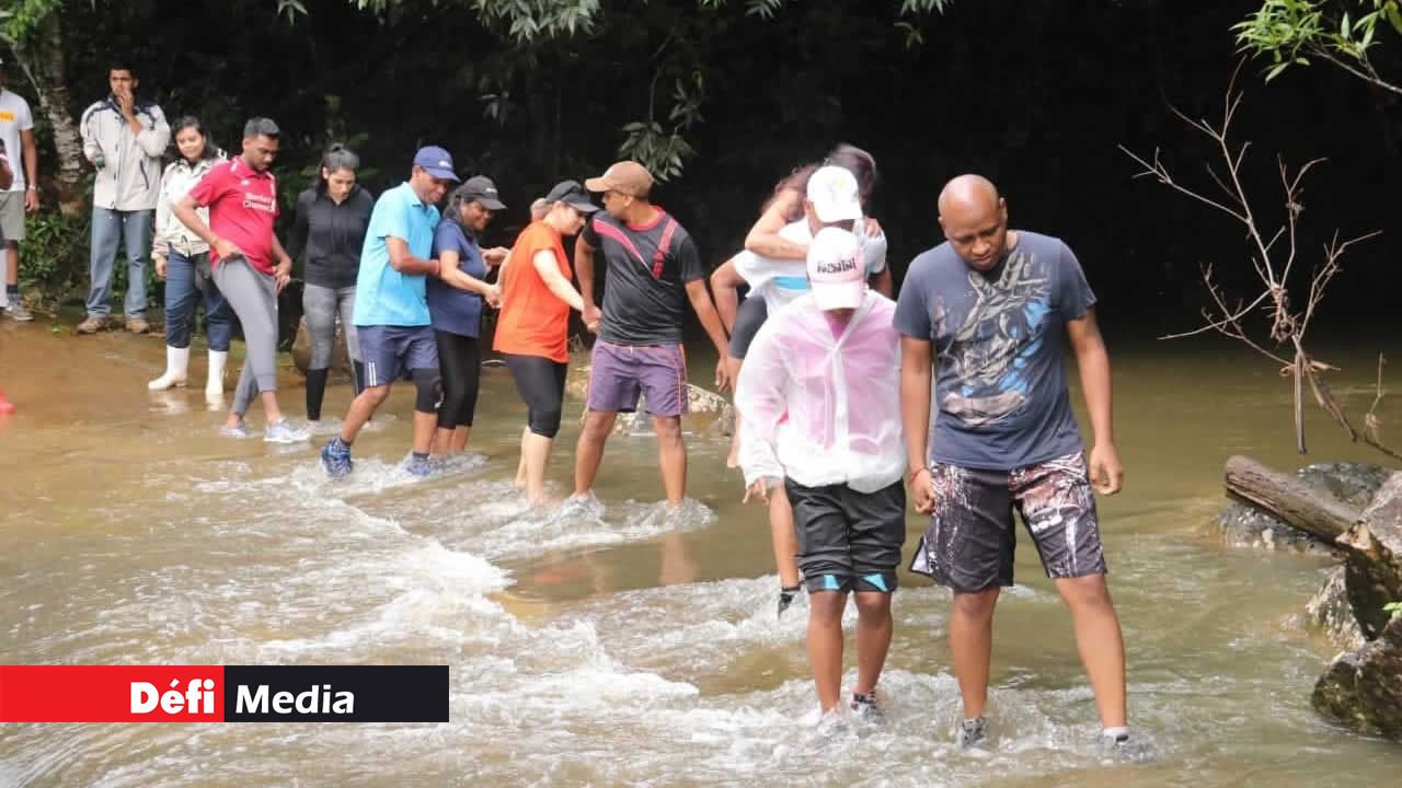 Main dans la main, ils traversent la rivière. The Reality Show de Radio Plus