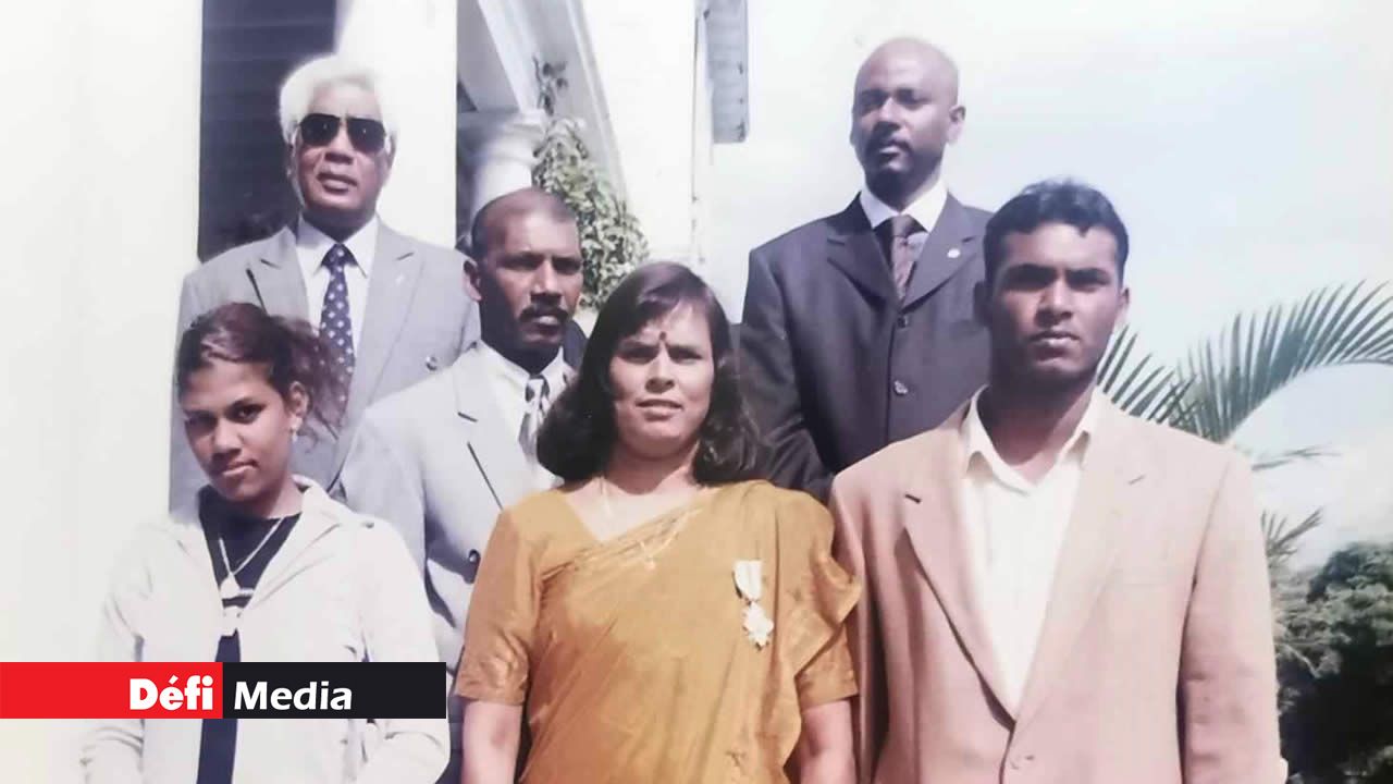 Karl Offmann et Joe Lesjongard posant aux côtés de Sheila Curpen et de sa famille.