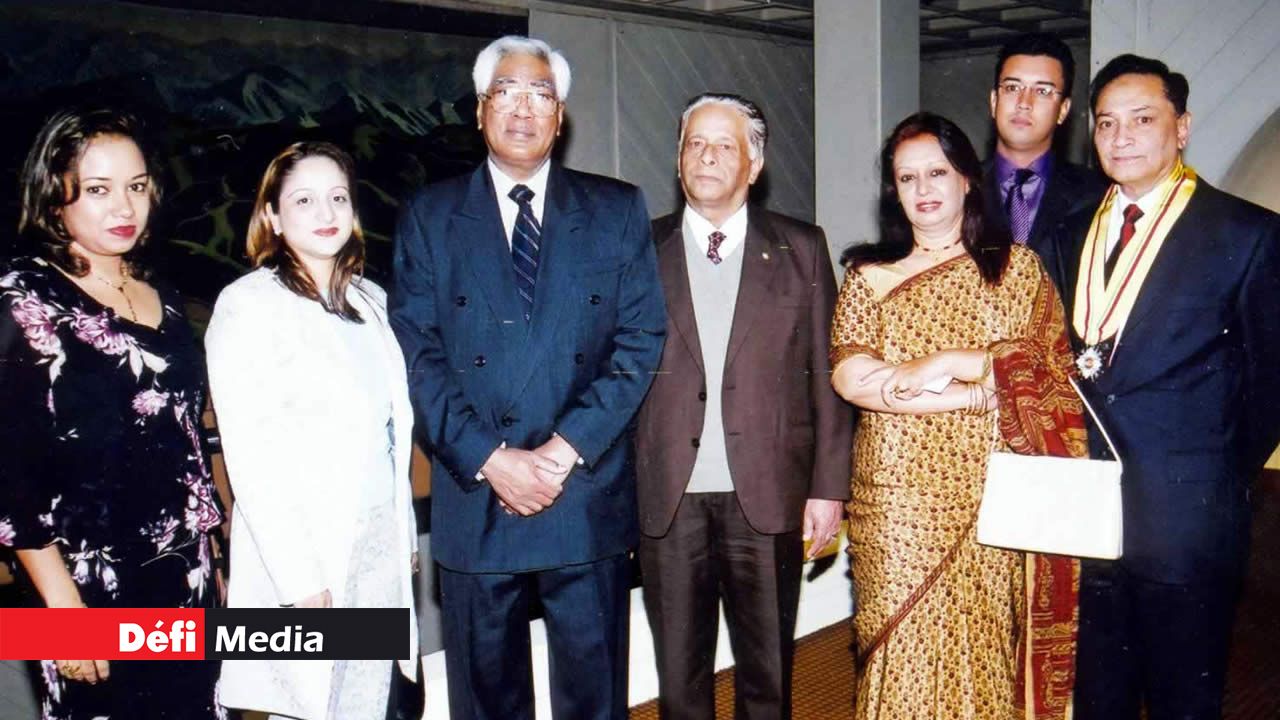 Yousuf Mohamed, son épouse Zeinah et leurs enfants en compagnie de Karl Offmann et de sir Anerood jugnauth.