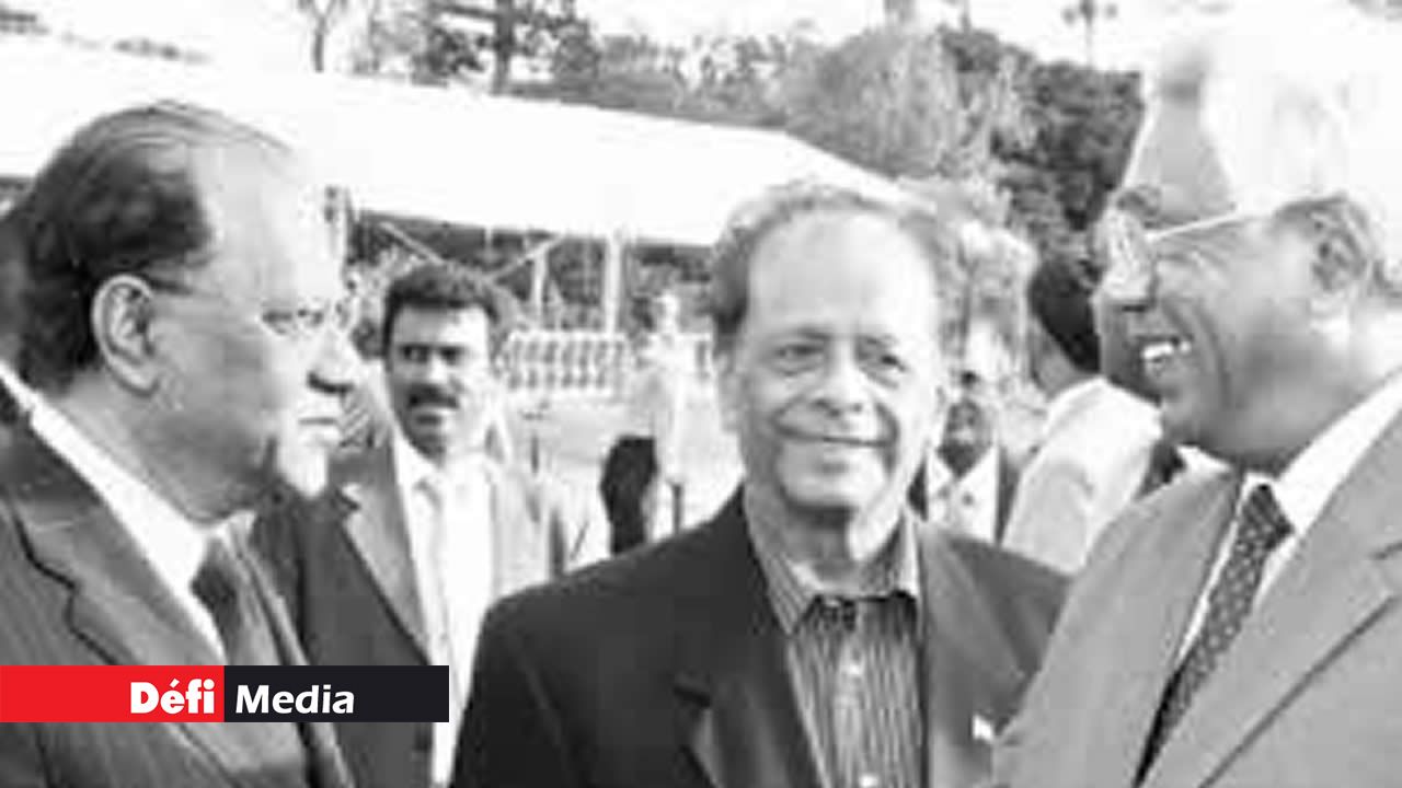 L’ancien Premier ministre Navin ramgoolam saluant Karl Offmann sous le regard de sir Anerood Jugnauth.