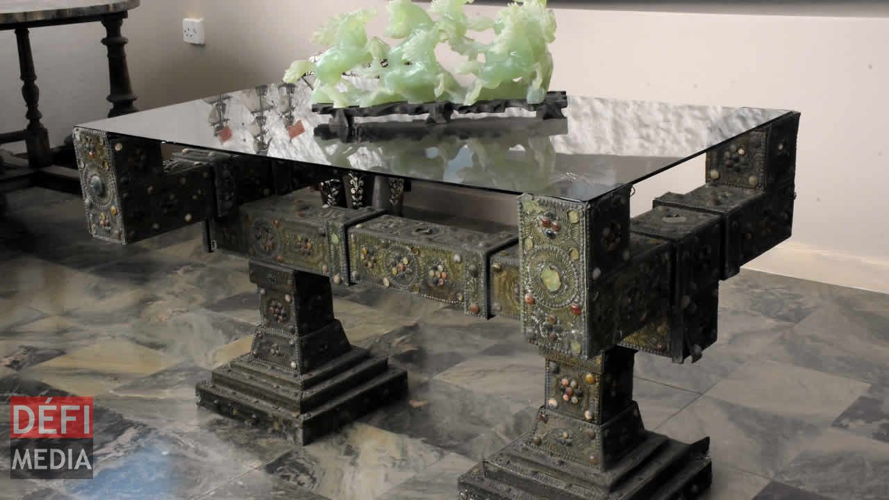 Une table reçue des mains d’Indira Gandhi, alors Premier ministre de l’Inde. sir Gaëtan Duval