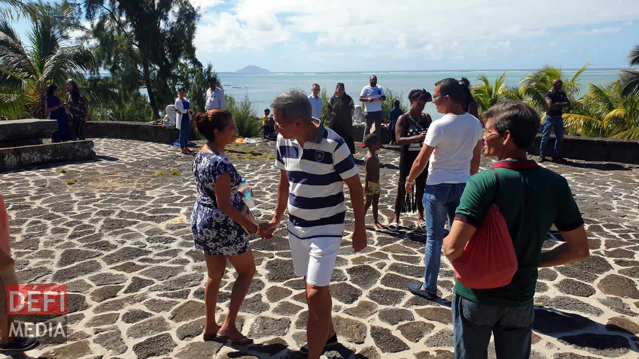 Xavier Duval avec les visiteurs. sir Gaëtan Duval