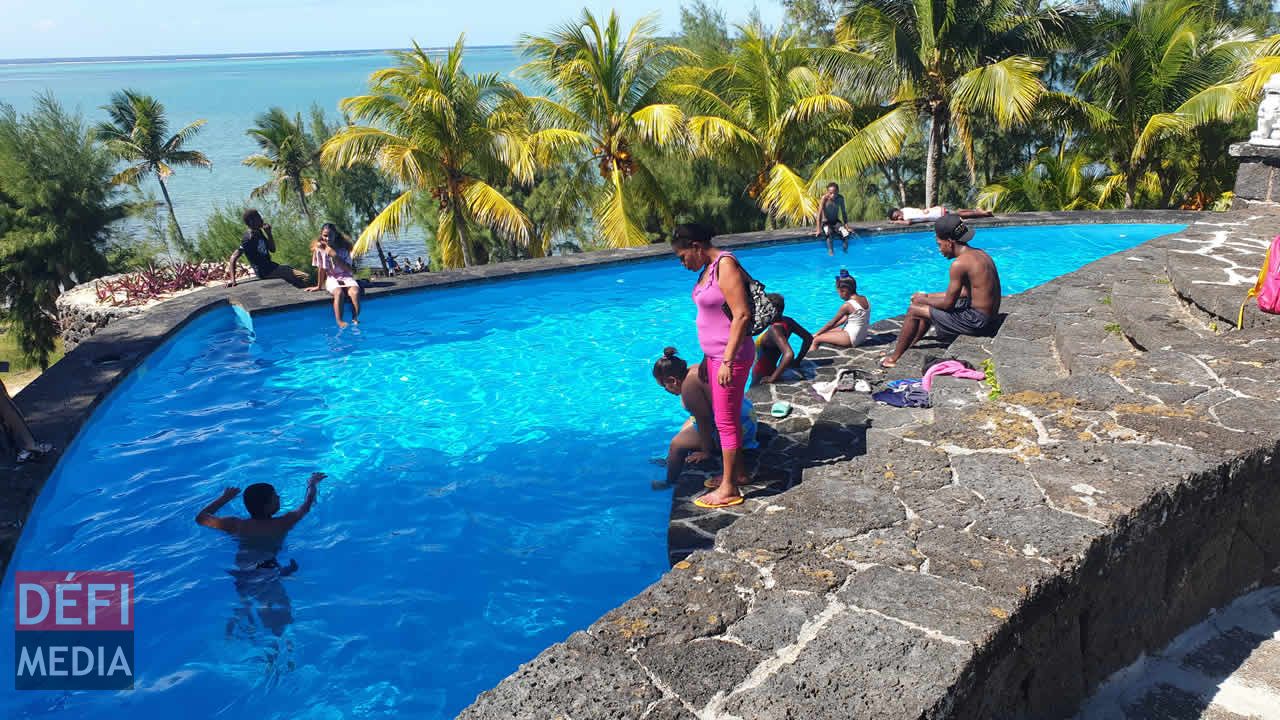 La piscine a été rénovée pour cet événement. sir Gaëtan Duval