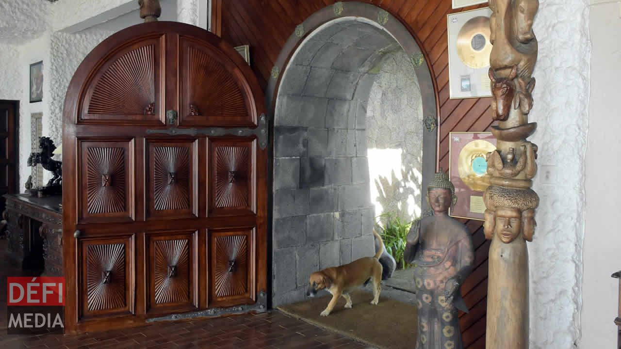 La porte en bois massif de la demeure de sir Gaëtan Duval. sir Gaëtan Duval