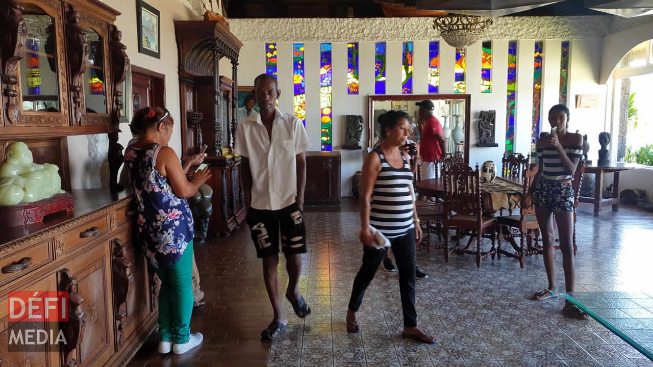Les visiteurs à l’intérieur de la maison à Grand-Gaube. sir Gaëtan Duval