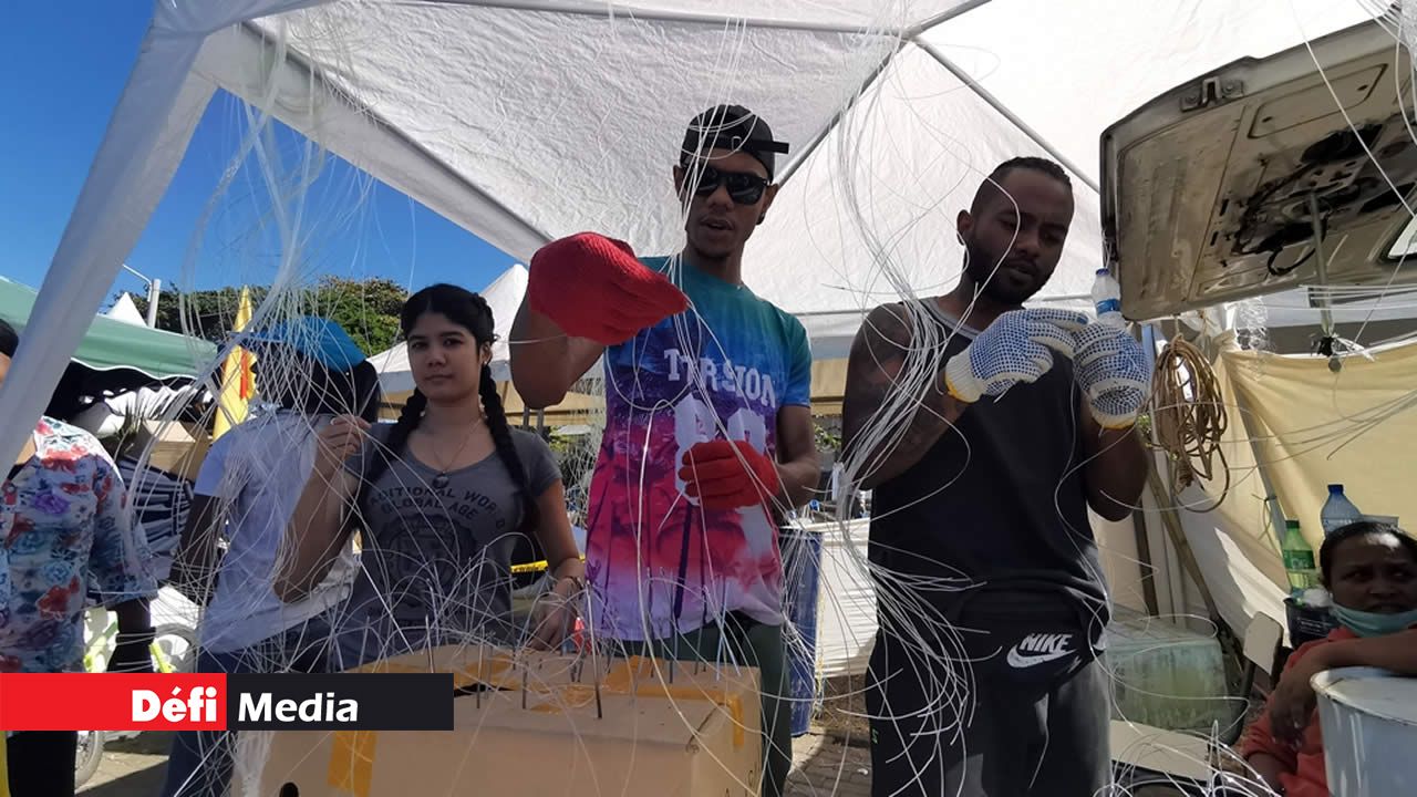 Des jeunes au Mahebourg Waterfront aident à la confection des boudins