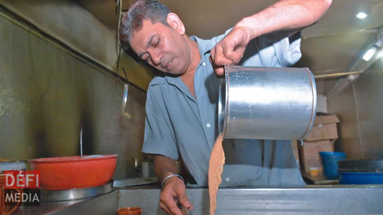 La préparation du précieux breuvage dans la cuisine de l’hôtel Providence.