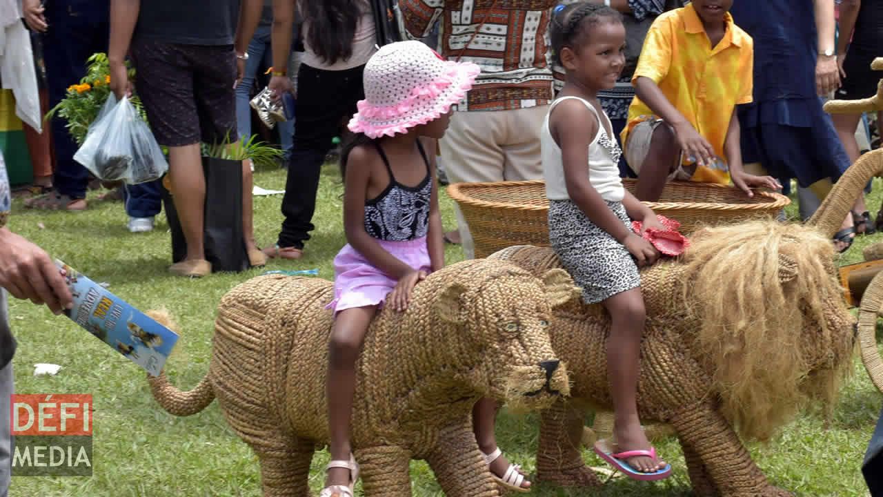 Des enfants s’amusant avec des produits fabriqués par la Prisons Unit. Kermesse au Gymkhana