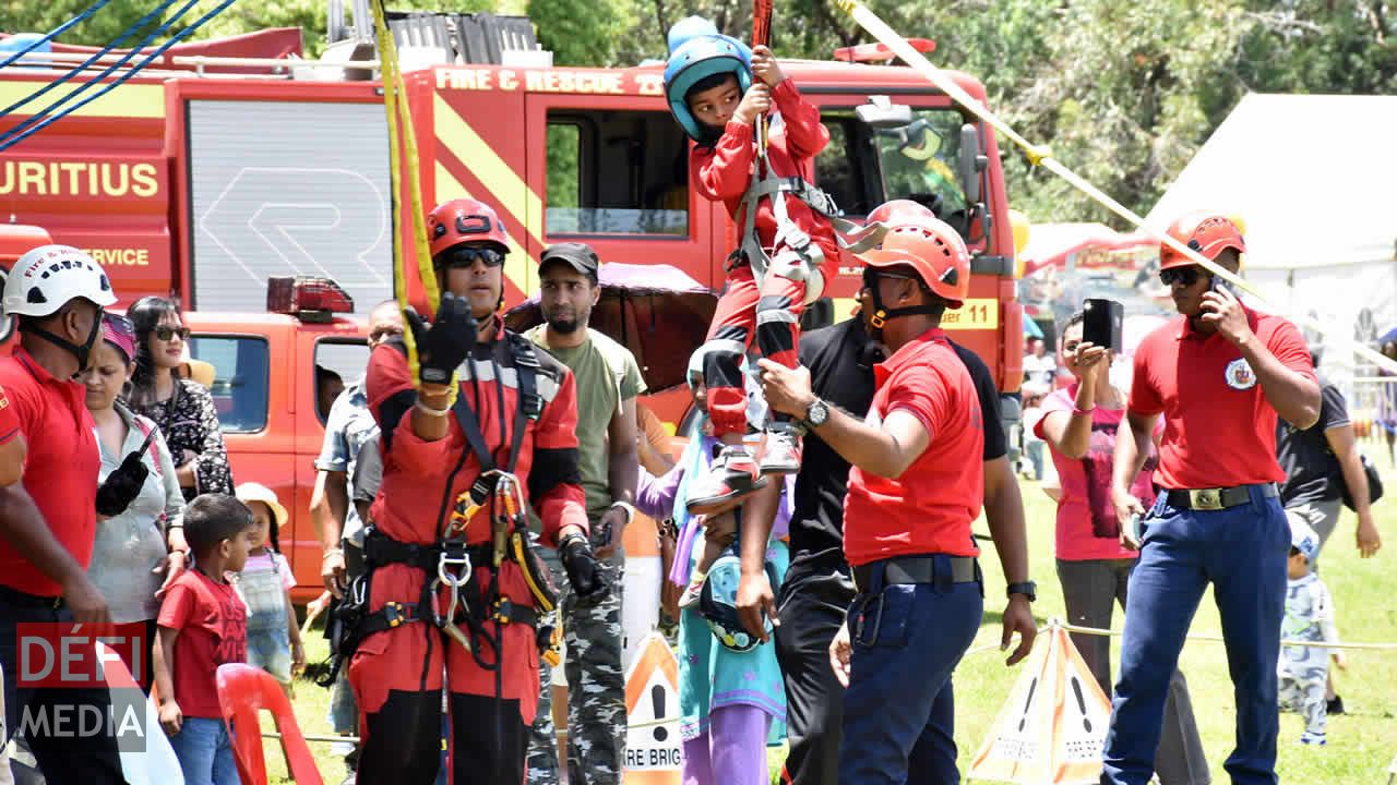 Les pompiers montrant aux petits des gestes qu’il faut faire en cas d’incendie. Kermesse au Gymkhana
