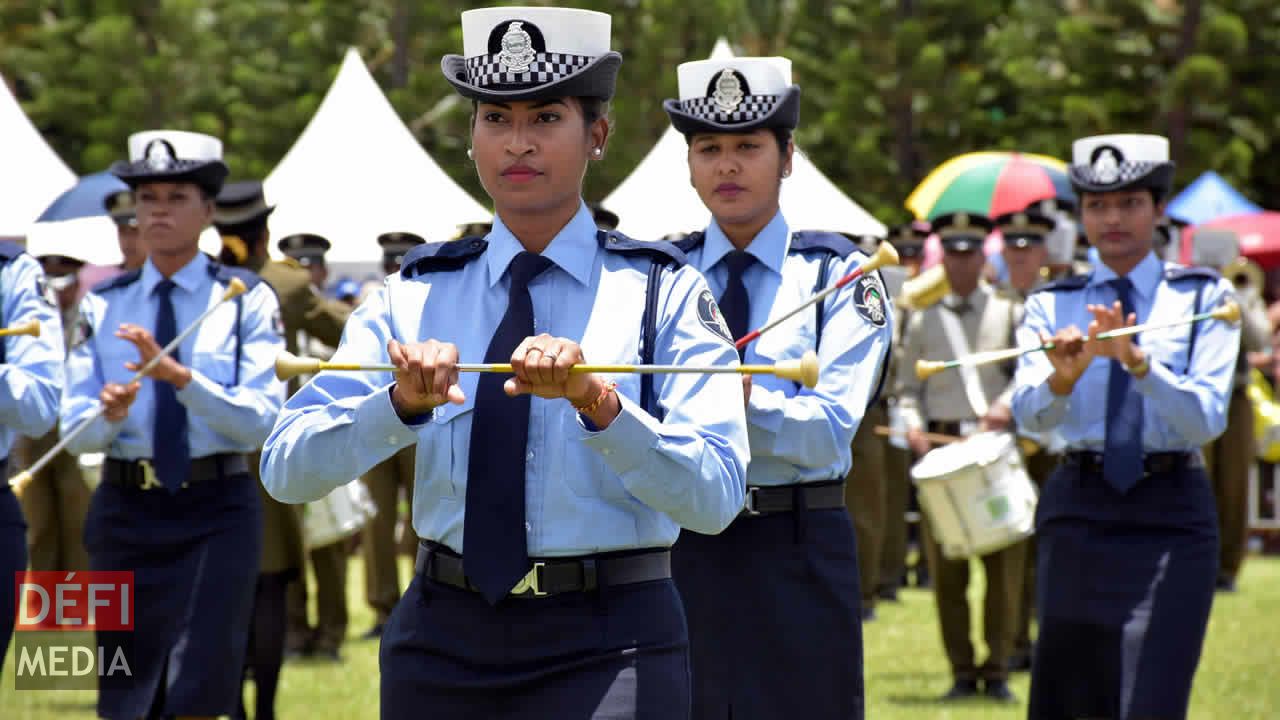 Des policières majorettes : splendides! Kermesse au Gymkhana