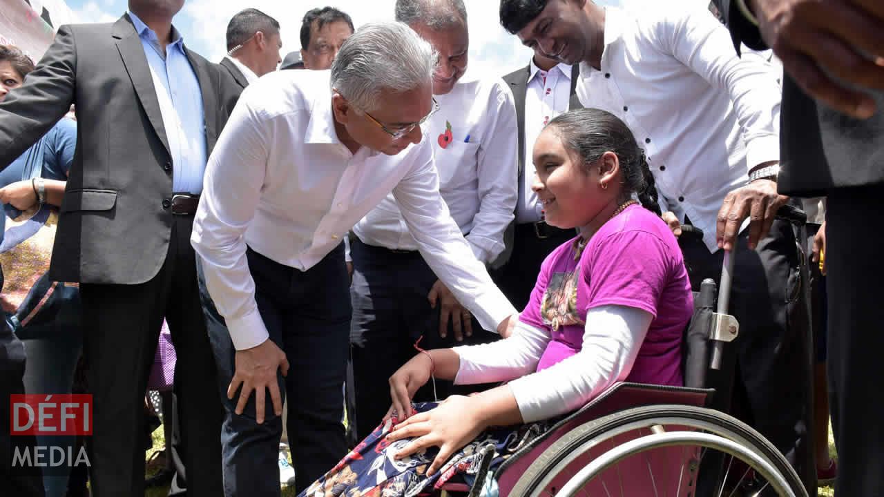 Le PM s’entretenant avec une autrement capable. Kermesse au Gymkhana