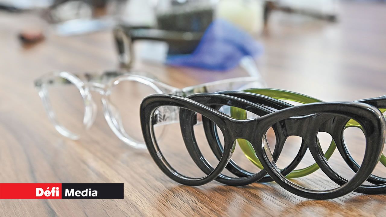 Des montures prêtes pour inspection après avoir été travaillées sur un moule spécial en acier.