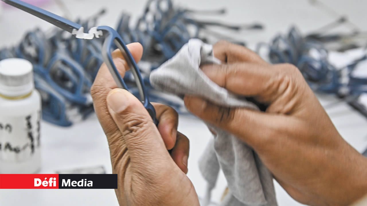 Rien n’est laissé au hasard. Le nettoyage de la monture se fait aussi à la main.