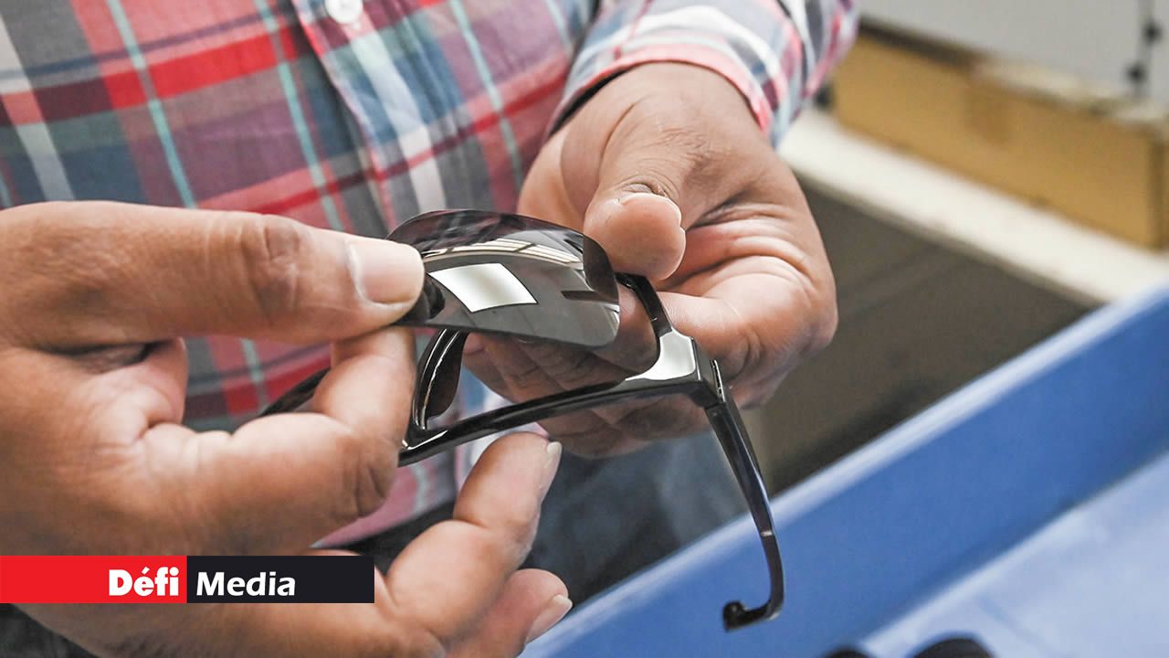 Une fois les verres découpés, ils sont vérifiés et insérés dans la monture.