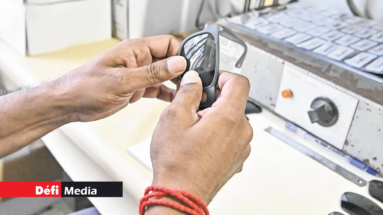 Les verres et montures sont vérifiés une dernière fois avant la mise en boîte.