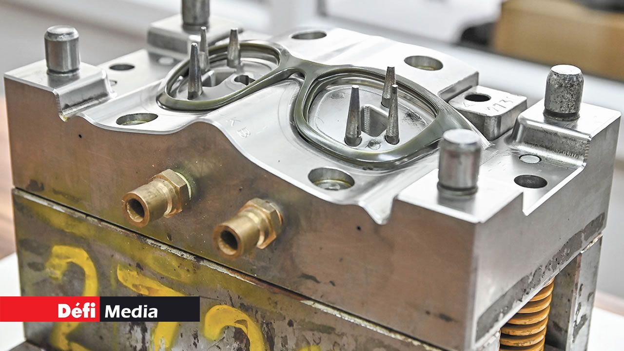 Après approbation du prototype du client, la phase d’outillage est lancée. Ce processus prend entre 40 et 60 jours selon la complexité du moule. Une fois prêts, les moules sont expédiés à Plastinax et la production peut commencer.