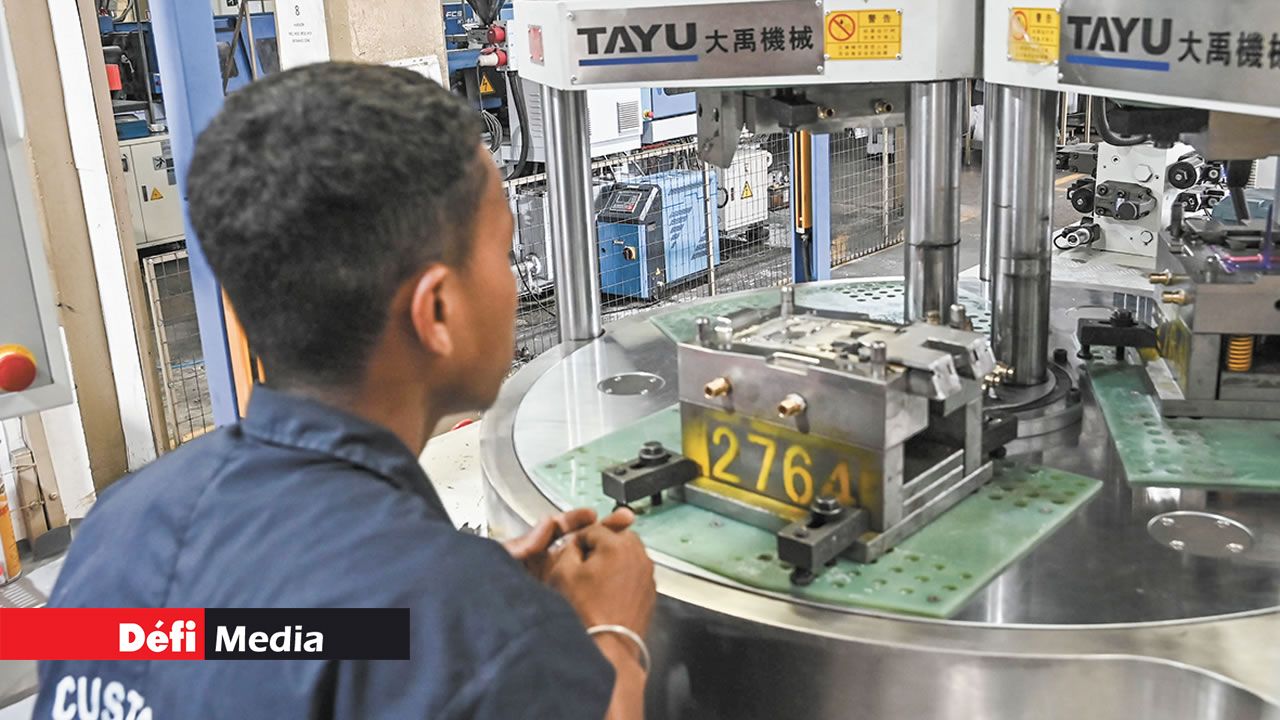 Le moulage des montures est surveillé dans les moindres détails.