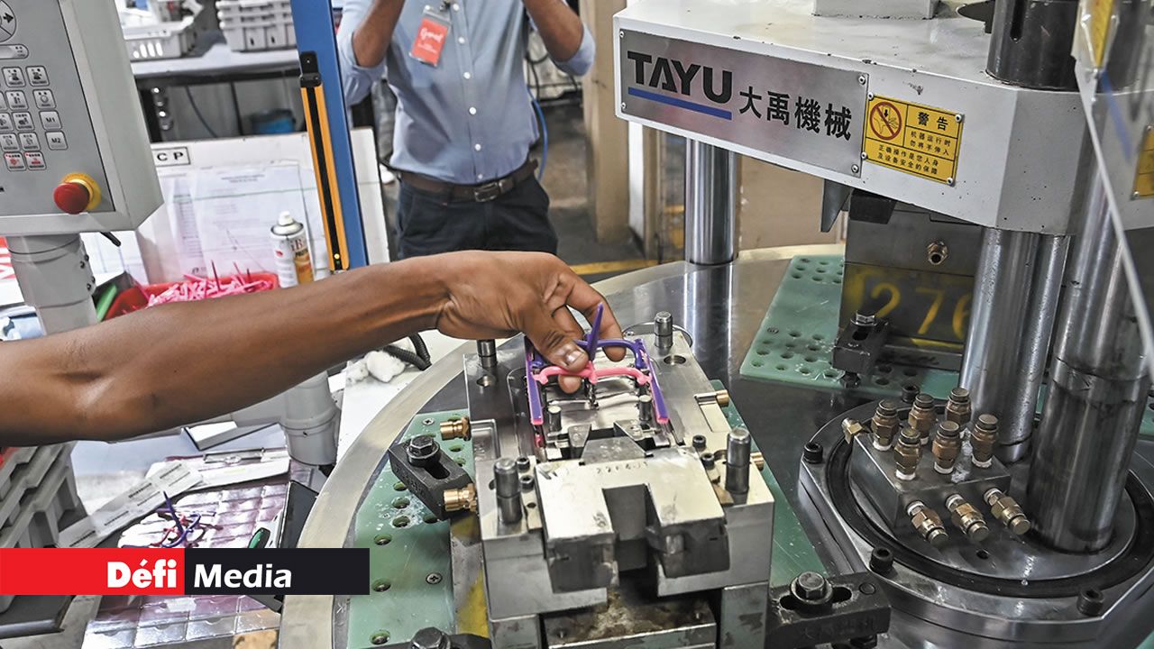 Après le moulage, les pièces sont enlevées avec précaution.