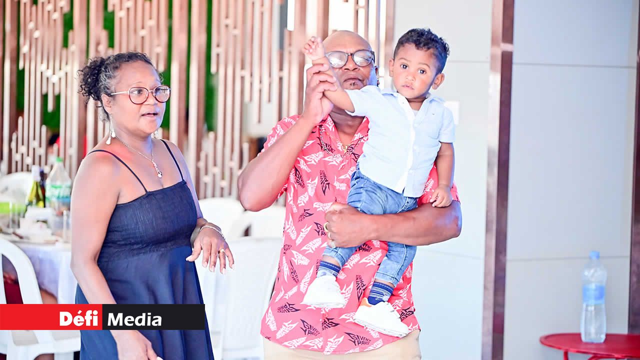 Le petit Élohim a également profité de la fête. Il était sur la piste de danse en compagnie de François et Marjorie Déesse.