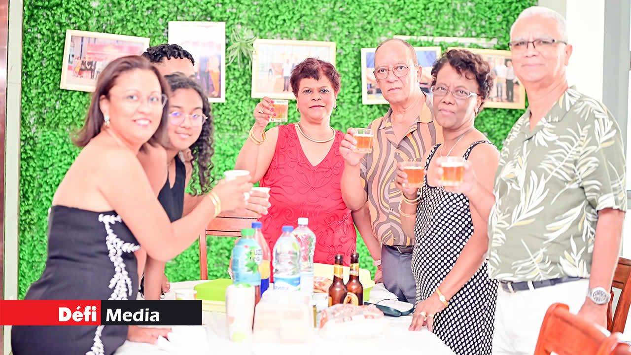 Se rendre au bal est un moyen de se divertir et de renouer les liens familiaux. Ce n’est pas la famille Husson de Beau-Bassin qui dira le contraire. Elle était dimanche en compagnie des Paul, de Bell Village, et des Benoit, de Melbourne, en Australie.