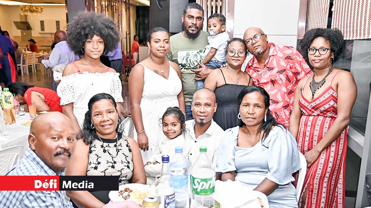 Les Déesse et les Meunier sont venus de Flacq pour faire la fête ensemble.