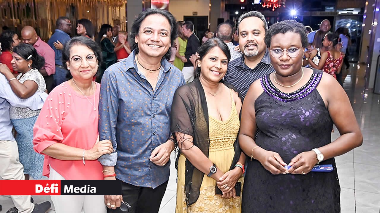 De gauche à droite, Ismah Jaddoo, de l’administration en compagnie, Khoslah Jadunundun, Yannis Husson, Ouma Nawoor et Christelle Ramsamy-Ravina, du du Défi Media Group.