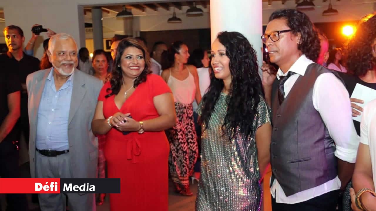 Raouf Bundhun, l’ancien vice-président, et Shareemah Boolakee, Business Development Consultant au Défi Media Group, échangent quelques mots avec Thallie Ann Seenyen et  Jerry Constance, de Kokofaya.  Musique