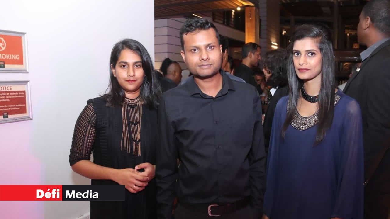 Atish Karoo, Marketing Manager de Panarottis, est entouré d’Azia Khudurun et Kawther Heerah, toutes deux Marketing Officers chez Panarottis.  Musique