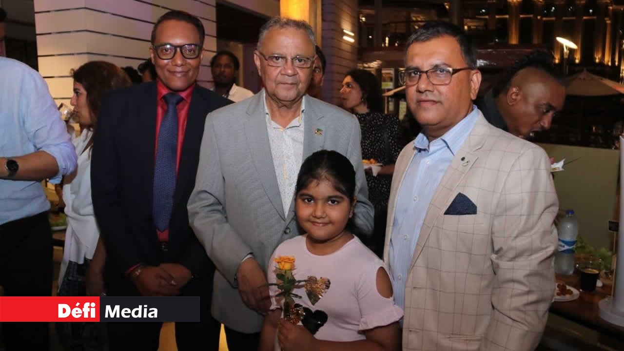Jean-Luc Émile de Télé Plus, le vice-président Eddy Boissezon et Imran Bahadoor, le Group HR  Manager du Défi Media Group, ici en compagnie de sa fille, Haadiyah.  Musique