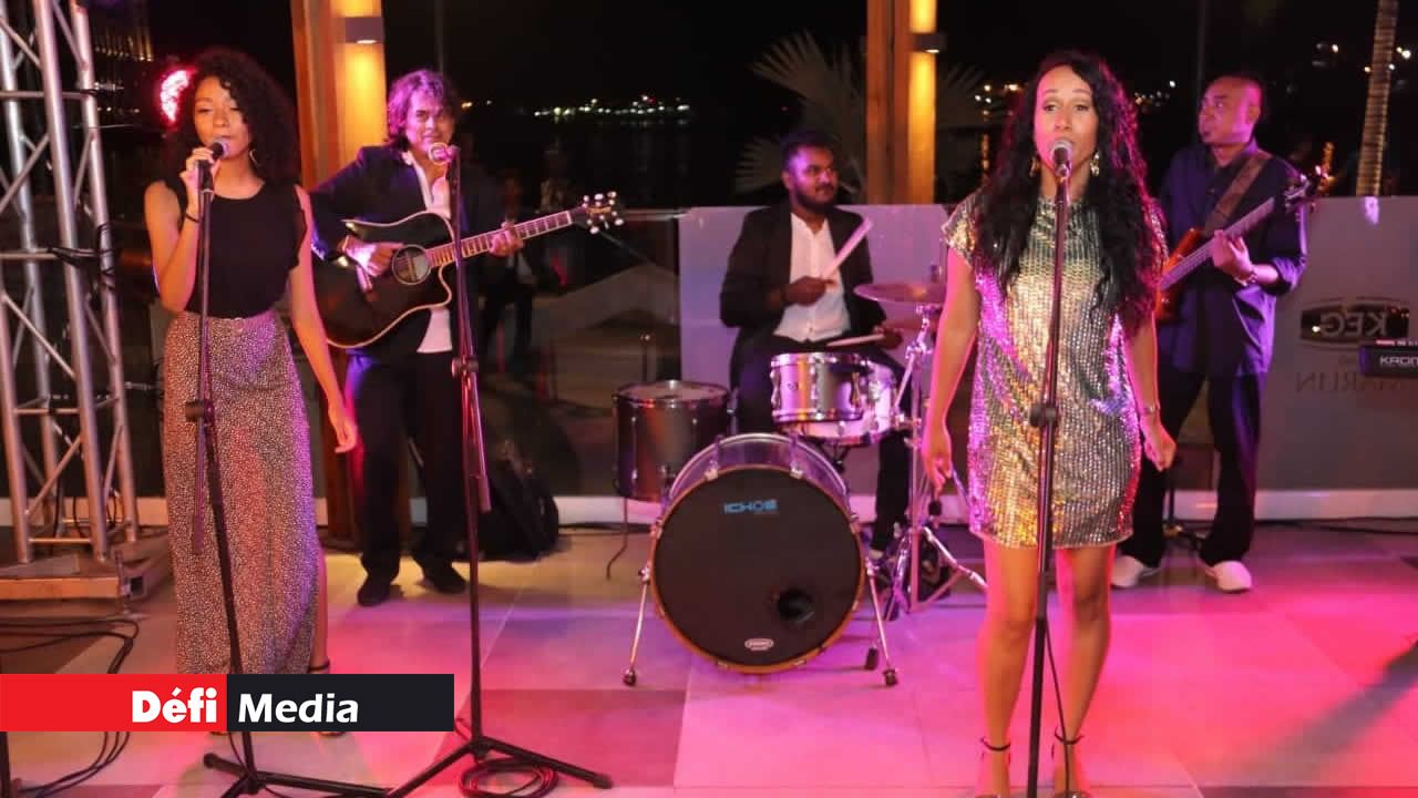 Le groupe Kokofayo présente la chanson  pour la première fois au public.  Musique