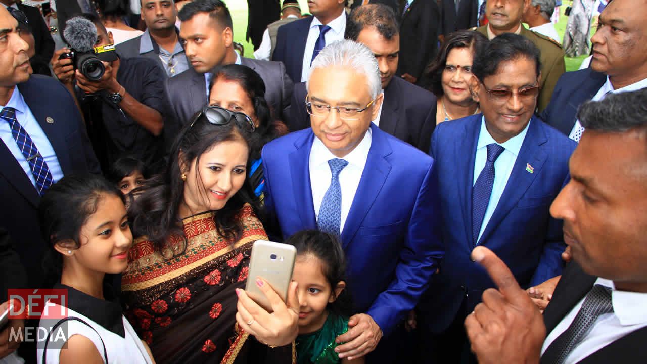 Les invités voulaient chacun se faire prendre en photo avec Pravind Jugnauth. Garden Party