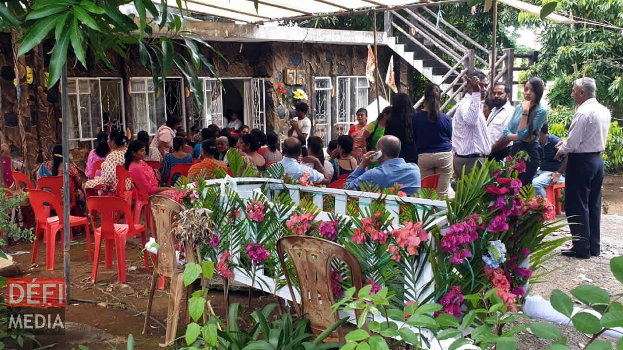 Parents, proches et amis sont venus rendre un dernier hommage à la victime. Meurtre à Ville-Bague