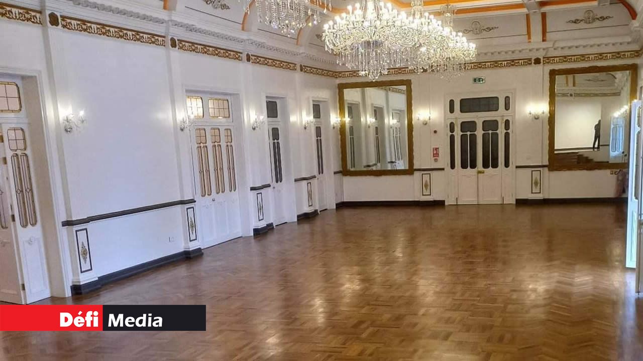 Le teck, un bois résistant à l’usure, donne une touche élégante, chaleureuse et sophistiquée à la salle des fêtes.