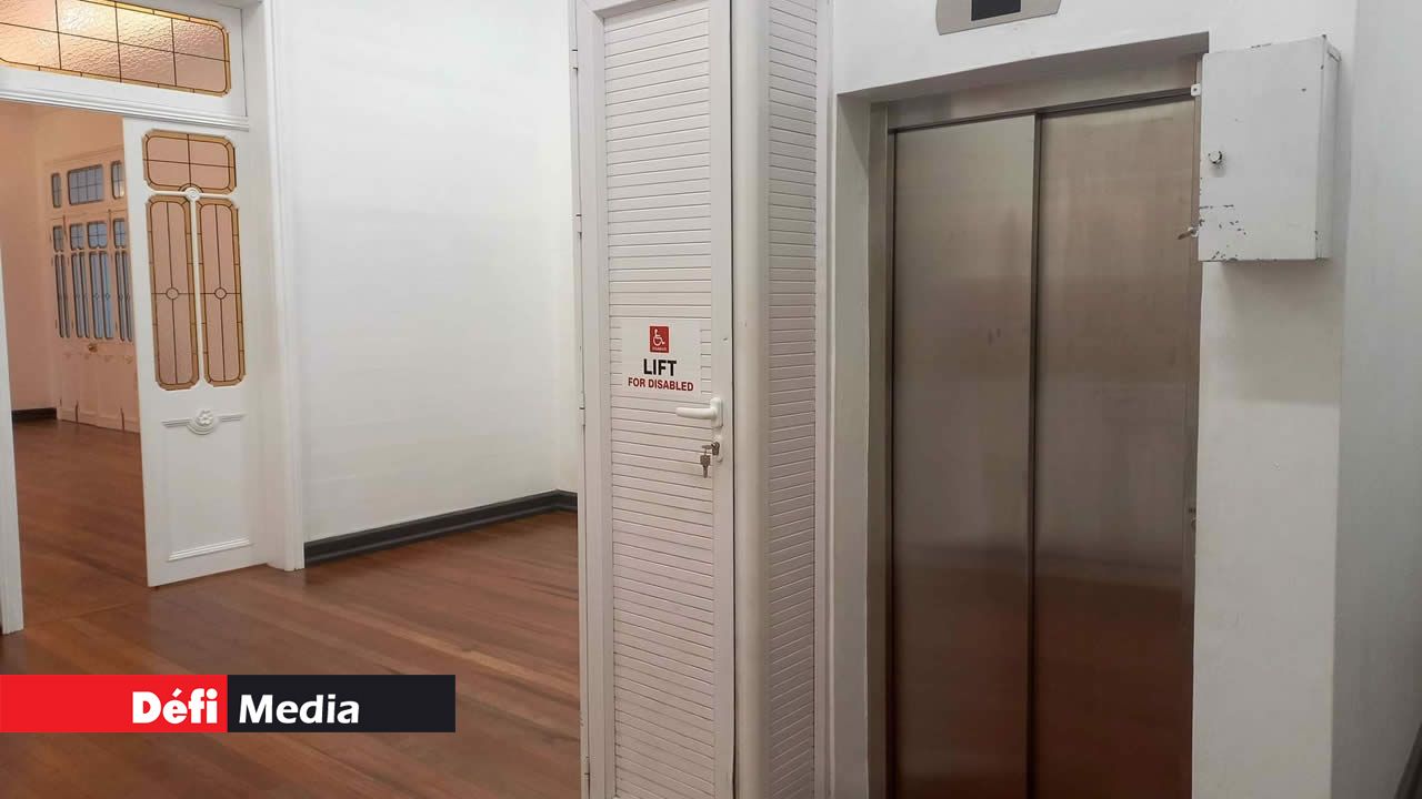 L’accessibilité a été améliorée. L’Hôtel de Ville se dote d’un nouvel ascenseur pour les personnes âgées et à mobilité réduite.