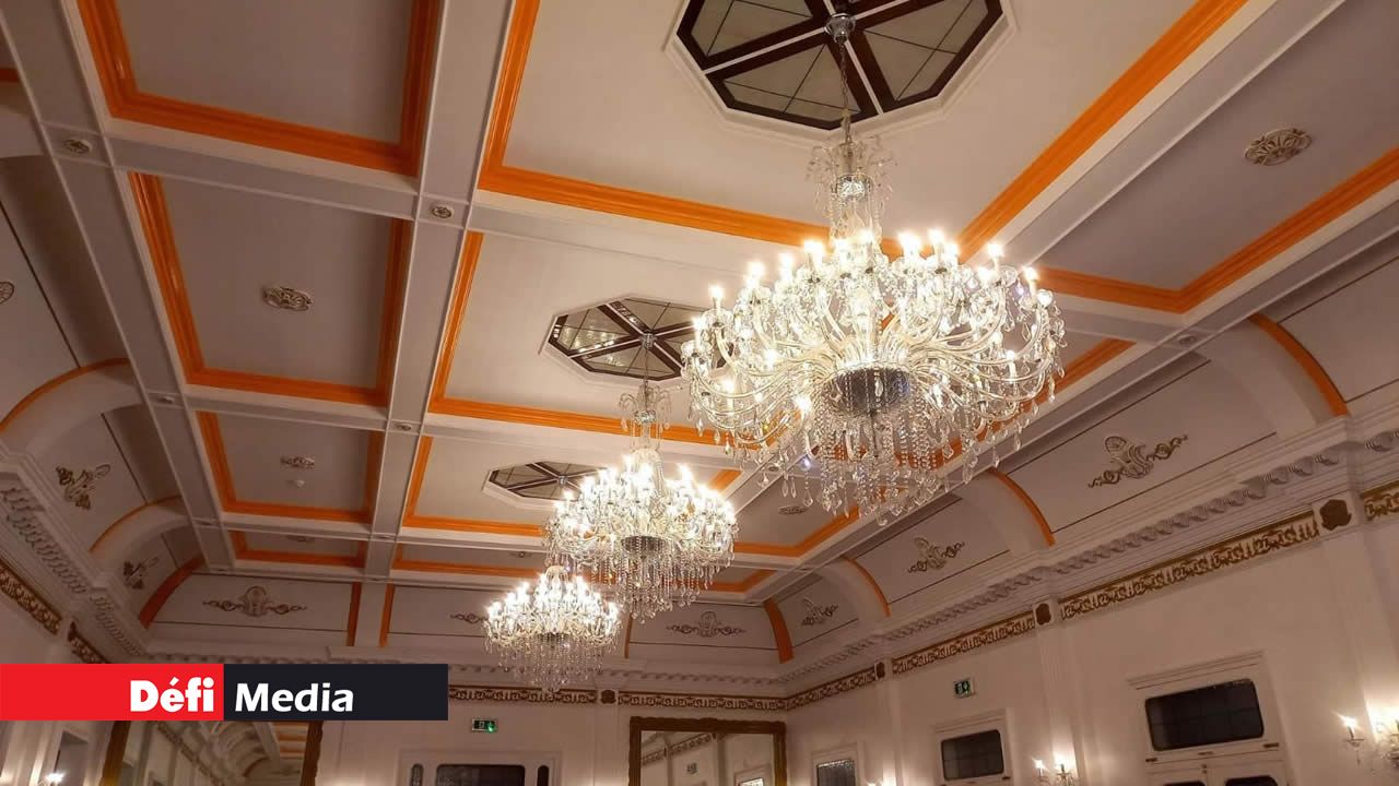 La salle des fêtes se pare de nouveaux lustres majestueux pour illuminer les soirées festives.