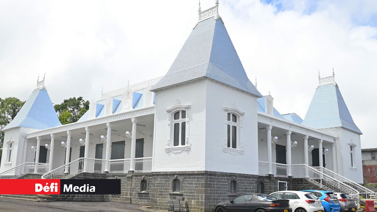 Des travaux d’asphaltage sont effectués pour embellir les alentours de l’Hôtel de Ville.