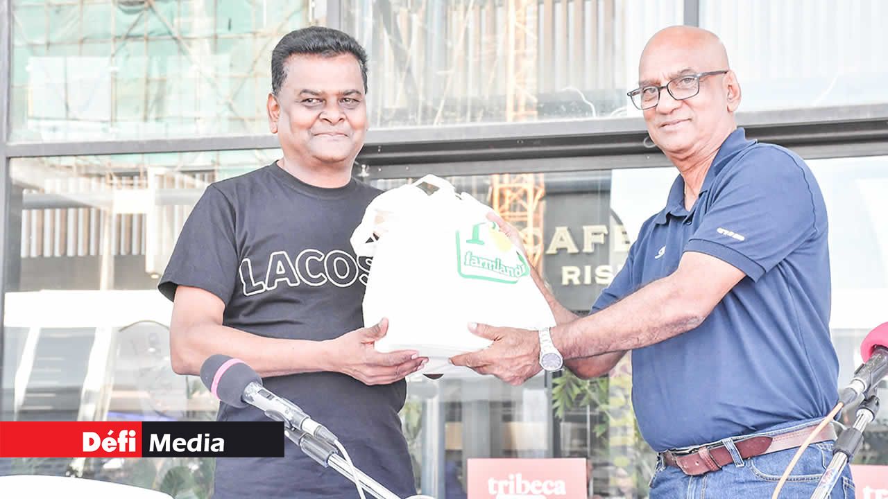 L’animateur Harry Poonoosamy remettant à Robert Adakalum un gift pack offert par Edendale, après sa participation à un jeu.