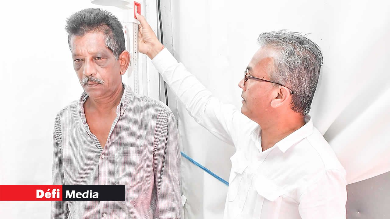 Un visiteur profite de l’événement pour faire mesurer son indice de masse corporelle (IMC) par un représentant du ministère de la Santé et du bien-être.